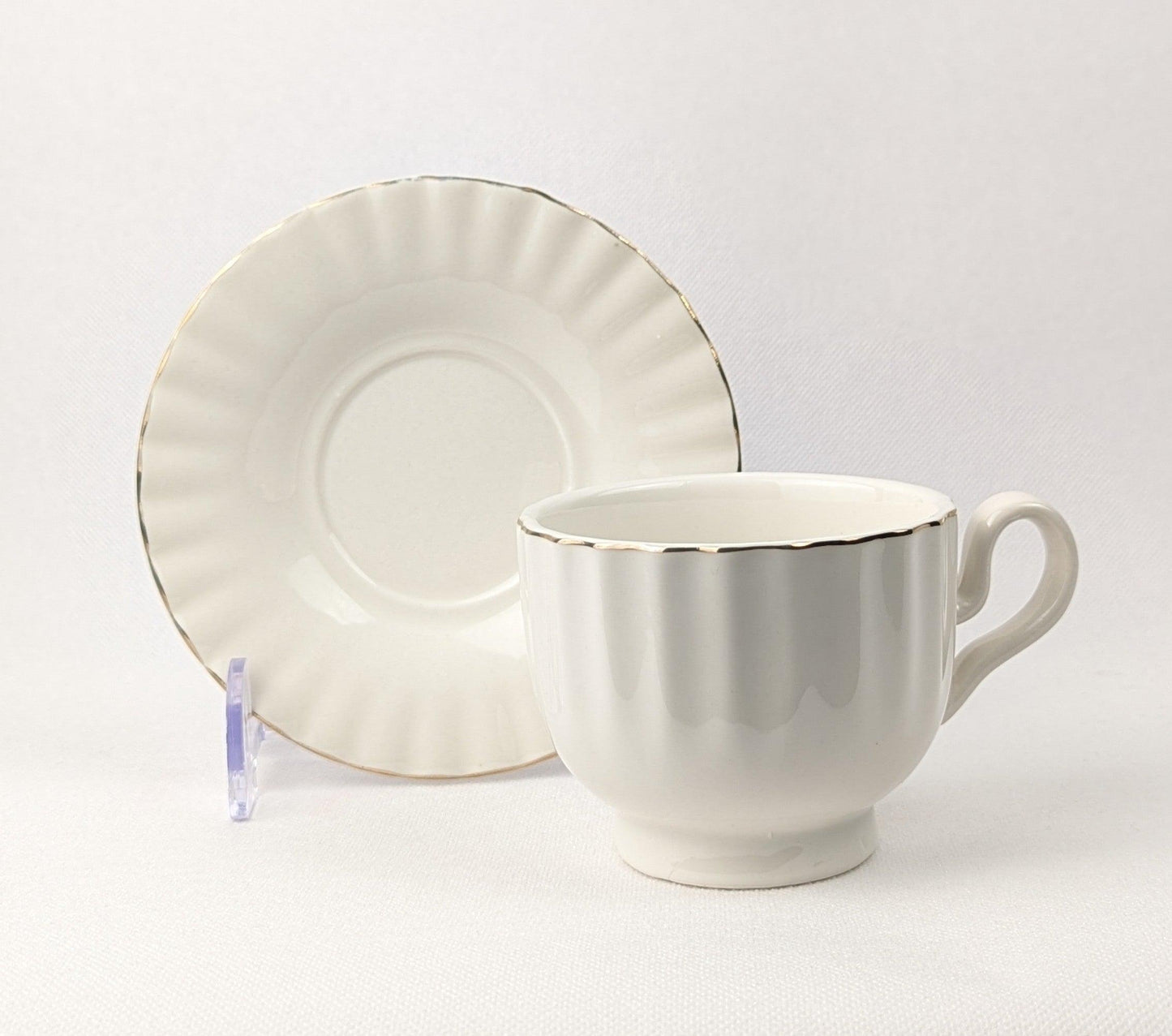 Six tasses à café Chavena en céramique avec poignées, de la marque HomeDeLuxe, disposées sur une table.