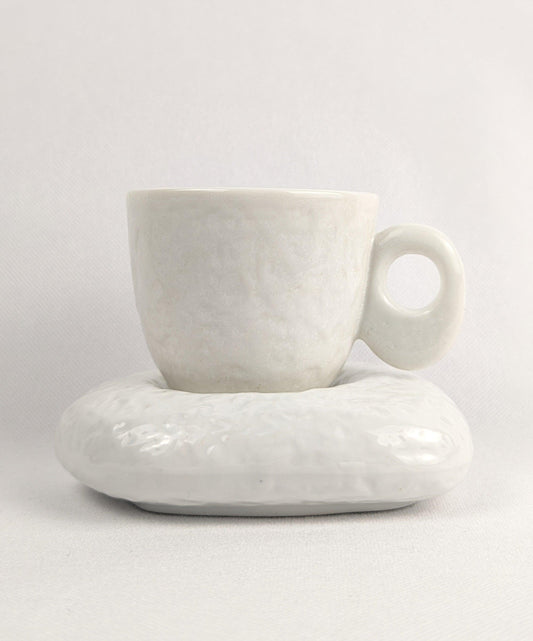 Six tasses à café en pierre HomeDeLuxe, élégantes, avec poignées, disposées sur une table en bois.