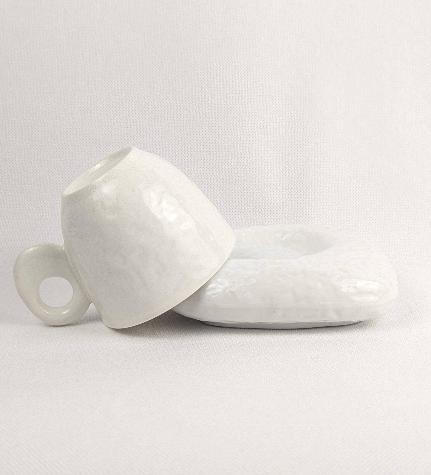 6 tasses à café en pierre de la marque HomeDeLuxe, élégantes et résistantes, disposées sur une surface en bois.