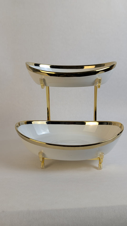 Présentoir à deux étages en plateau de marque HomeDeLuxe, avec surface en bois clair et structure métallique élégante.