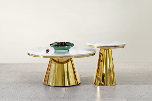 Table d'appoint HomeDeLuxe en bois clair avec surface lisse et pieds en métal noir, idéale pour salon ou chambre.