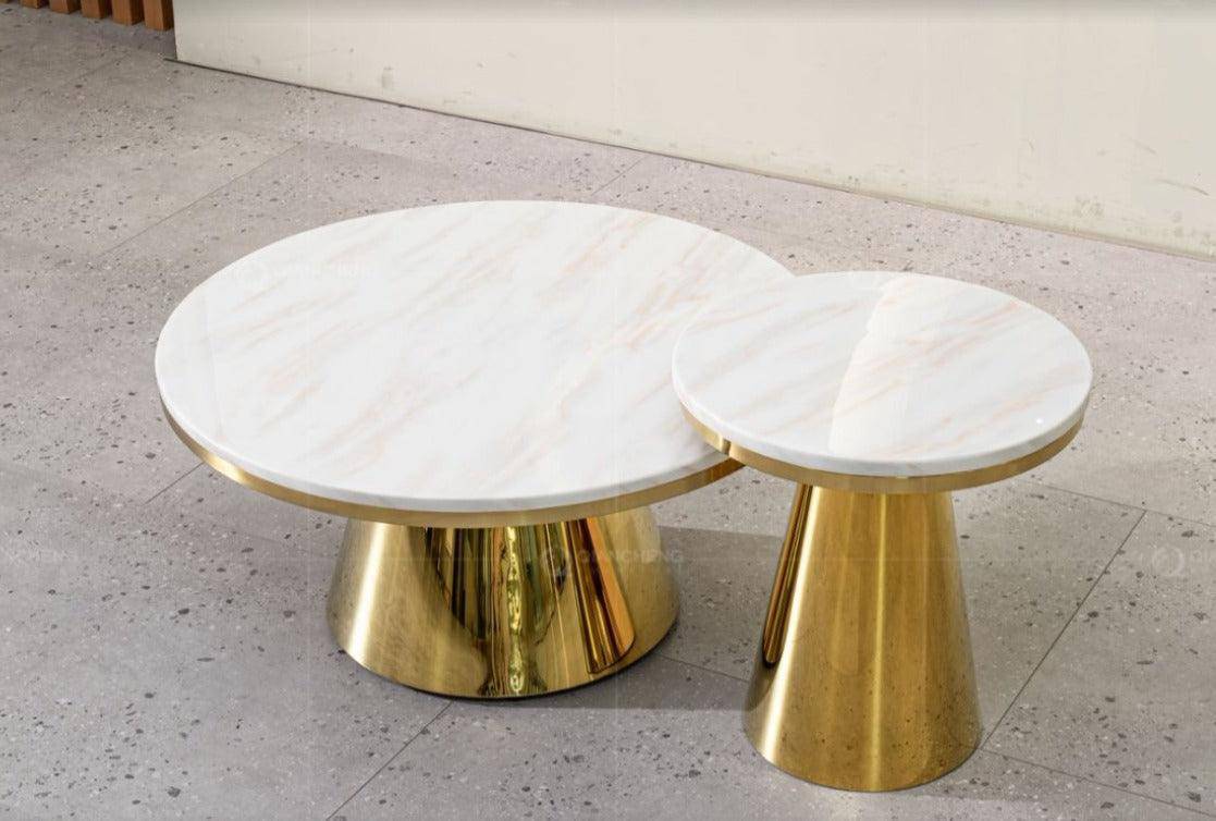 Table basse en marbre blanche de la marque HomeDeLuxe, avec surface lisse et pieds en métal noir.