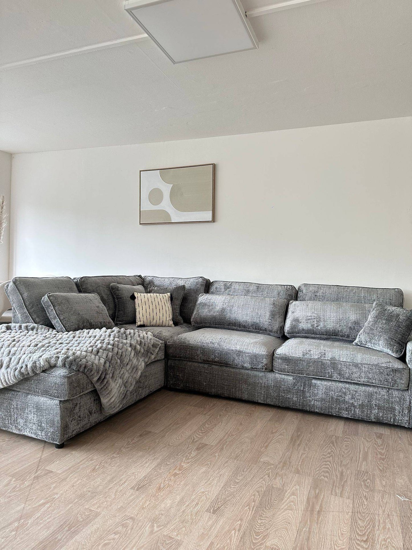 Canapé d'angle beige Lexus Marbella de HomeDeLuxe, avec coussins confortables et design moderne dans un salon intérieur.