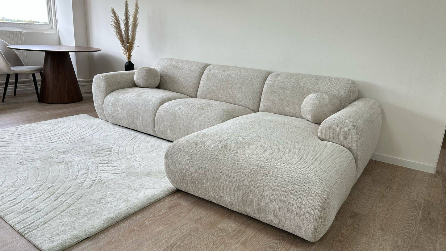 Canapé Cloud Marbella en tissu crème de la marque HomeDeLuxe, avec coussins confortables et design moderne.