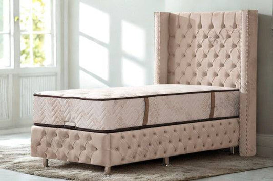 Lit coffre enfant HomeDeLuxe en velours capitonné, design élégant et pratique, parfait pour chambre d’enfant.