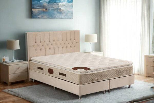 Lit coffre HomeDeLuxe HUGO en velours beige ou gris, avec cadre en bois et rangement intégré, design moderne et élégant.
