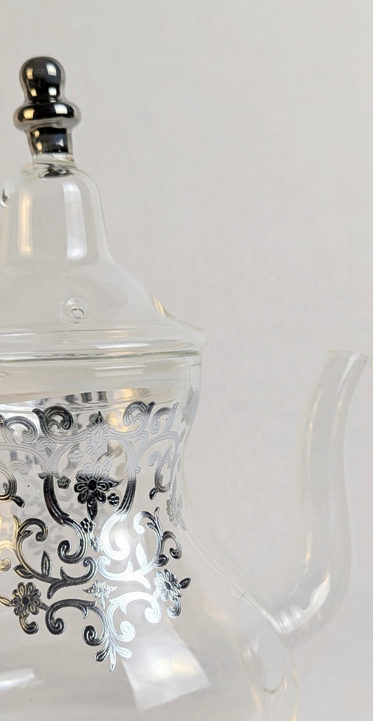 Théière en verre argentée de la marque HomeDeLuxe avec poignée et couvercle, idéale pour infuser le thé.