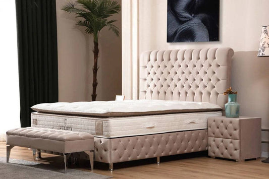 Lit coffre LUNA beige en velours capitonné, avec tête de lit rembourrée et espace de rangement intégré, pour chambre moderne.