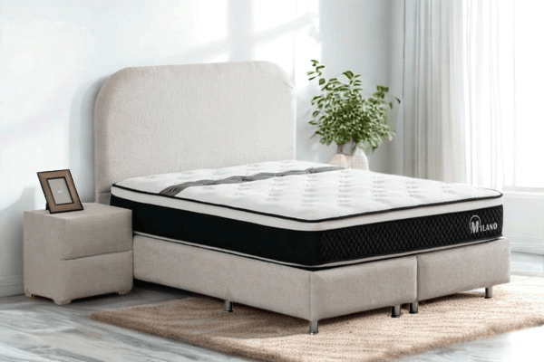 Lit coffre Chenille JADE BLANC CASSE de HomeDeLuxe, design moderne avec rangement pratique et finition douce en tissu chenille blanc cassé.