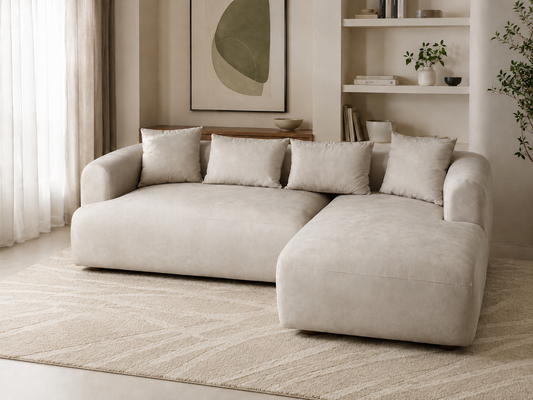 Canapé d'angle HomeDeLuxe Ella en velours beige, avec coussins moelleux et design moderne dans un salon élégant.