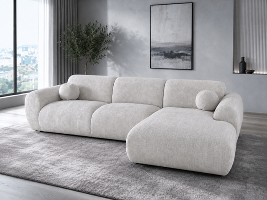 Canapé Cloud Marbella en tissu crème de HomeDeLuxe, avec coussins moelleux et design moderne dans un salon élégant.