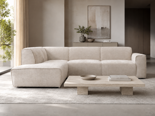 Canapé d'angle Colette Marbella beige de la marque HomeDeLuxe, vue d'ensemble avec coussins et structure en tissu.