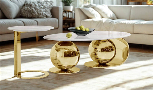 Table ovale Boule 120cm de HomeDeLuxe avec surface en bois clair et pieds en métal noir, vue de dessus.