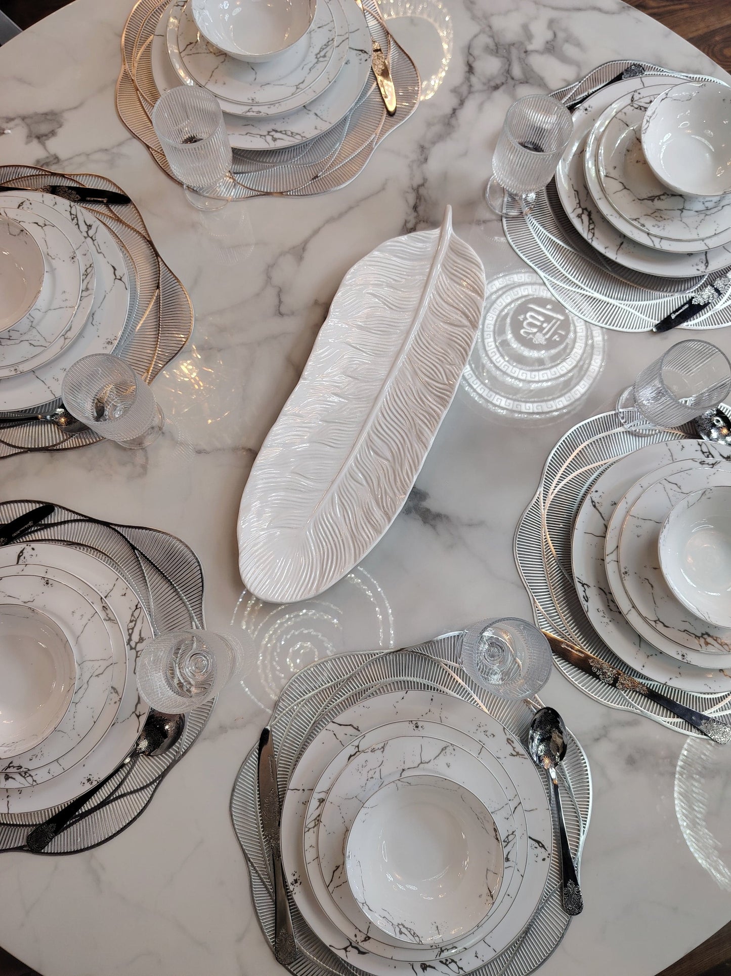 Plateau en plumes HomeDeLuxe avec surface élégante, idéal pour la décoration ou la présentation.