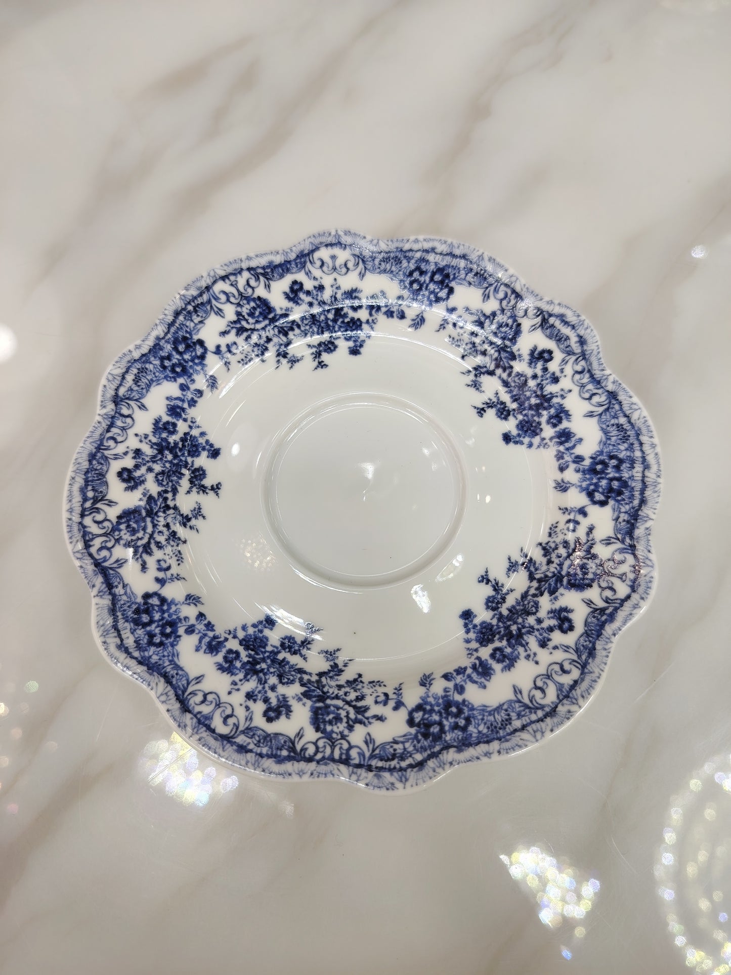 Six petites tasses à café vintage HomeDeLuxe en porcelaine, décor classique et élégance rétro, parfait pour le service à café.