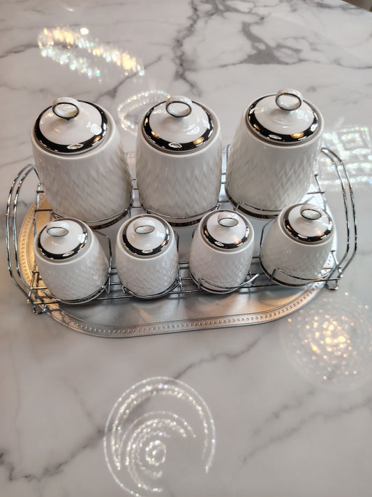 Bocal argenté de la marque HomeDeLuxe, en verre avec couvercle métallique, pour stockage élégant et pratique.