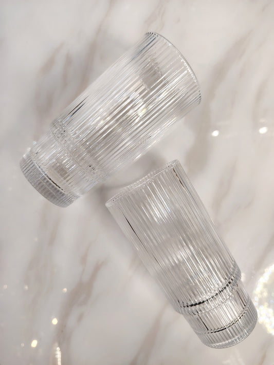 Six verres à eau en verre transparent de la marque HomeDeLuxe, avec un design simple et élégant sur fond blanc.