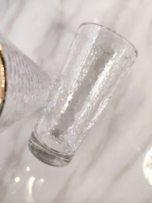 6 verres à eau en verre transparent de la marque HomeDeLuxe, posés sur une surface blanche.