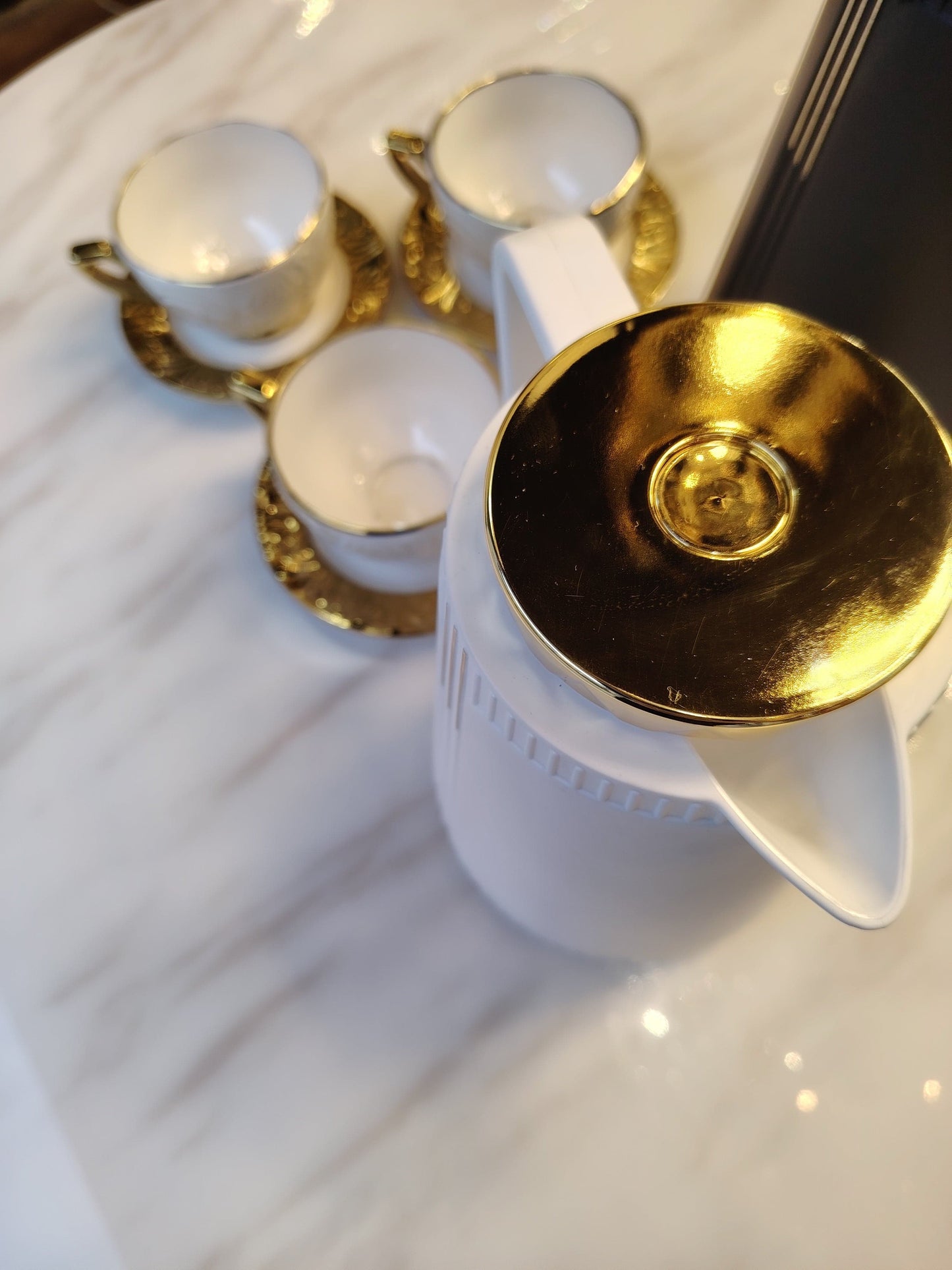 Thermos blanc Grand de la marque HomeDeLuxe, en acier inoxydable, avec bouchon hermétique et design épuré.