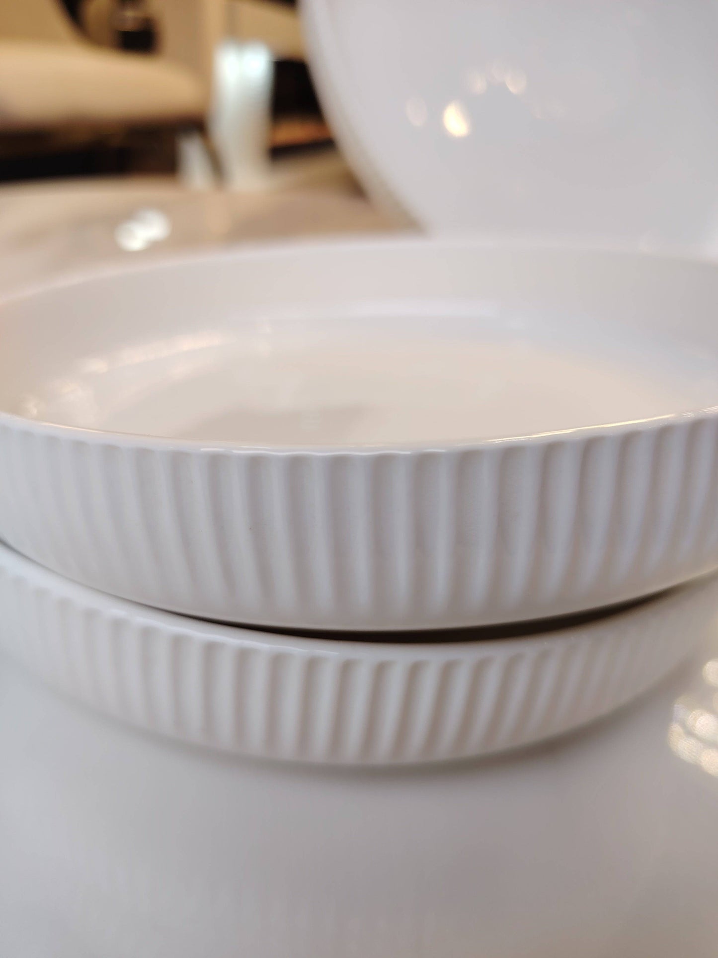 Service de table avec assiettes blanches HomeDeLuxe, élégantes et élégantes pour repas quotidiens ou occasions spéciales.