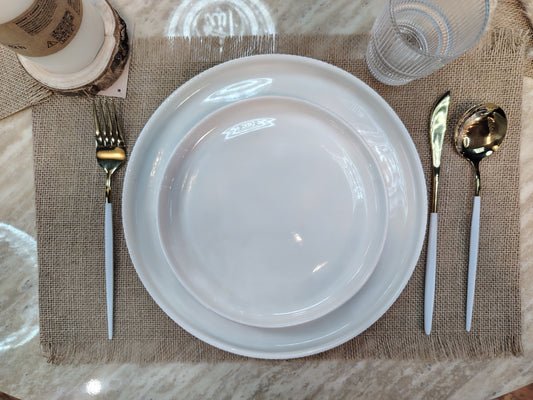 Assiette blanche en service de table HomeDeLuxe, ensemble d'assiettes élégantes pour repas quotidiens ou occasions spéciales.