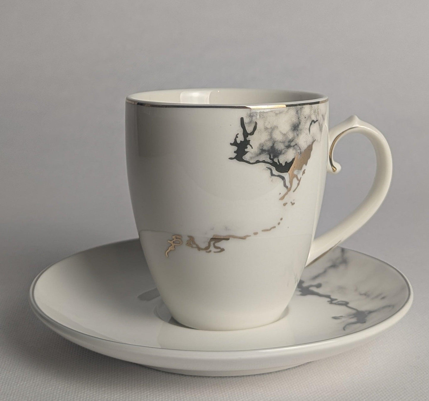 6 tasses à café en marbre de la marque HomeDeLuxe, avec motifs élégants et finition brillante, visibles dans l'image.