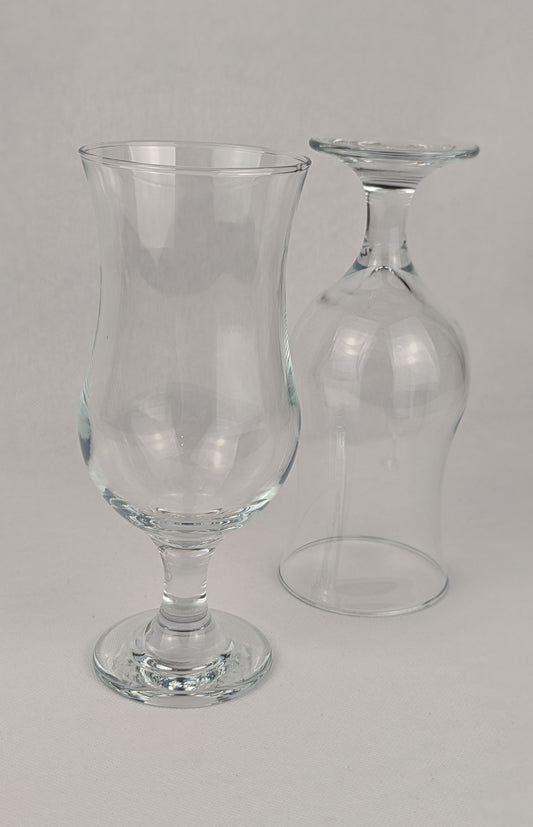 Six verres à cocktail en verre transparent de la marque HomeDeLuxe, disposés sur une surface élégante.