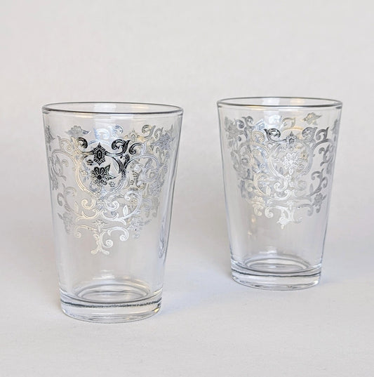 12 verres à thé en verre transparent de la marque HomeDeLuxe, disposés sur une surface élégante.