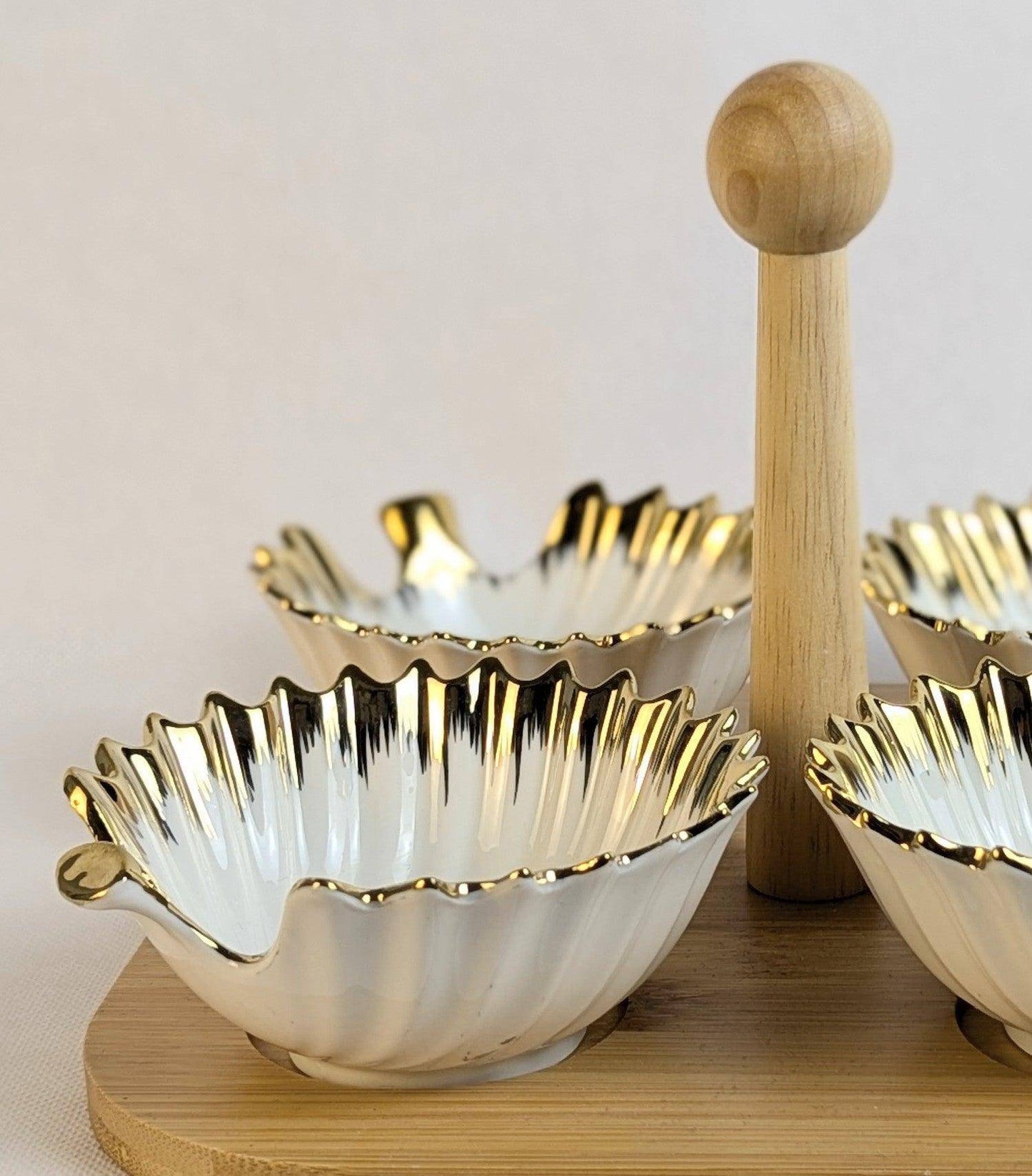 Ensemble apéritif en 4 pièces de la marque HomeDeLuxe, comprenant des verres et des assiettes élégantes pour les apéritifs.