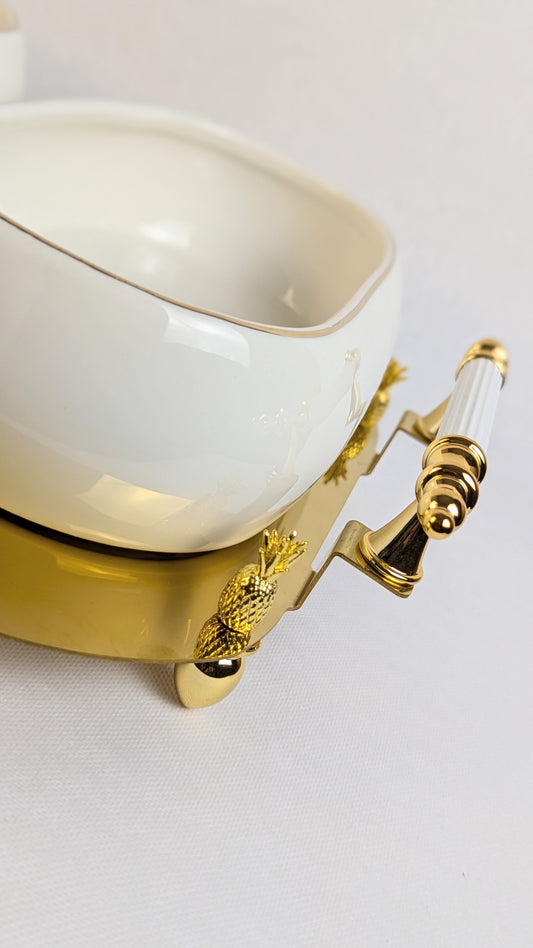 Présentoir Antalya de HomeDeLuxe en bois avec étagères pour exposer objets décoratifs ou plantes.