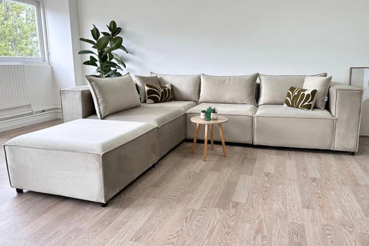 Canapé modulable HomeDeLuxe Elégance en velours avec 4 places et pouf, design élégant et confortable.