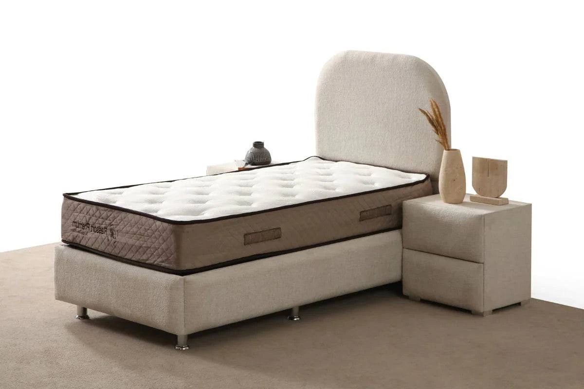 Lit enfant JADE blanc cassé en chenille, modèle avec coffre, dimensions 90x190 cm, par HomeDeLuxe, vue de face sur le lit.