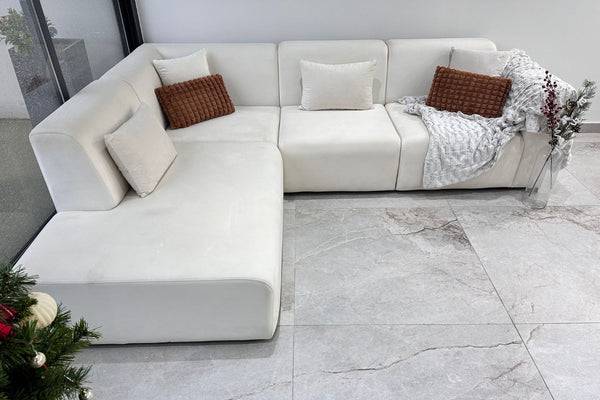 Canapé Coco en velours blanc cassé de HomeDeLuxe, vue détaillée du fauteuil avec tissu doux et design moderne.