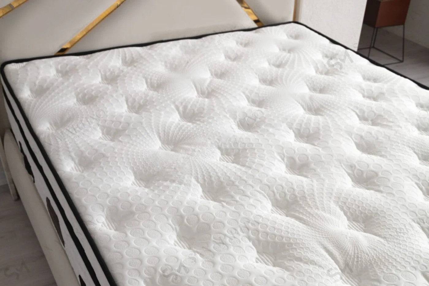 Lit coffre HomeDeLuxe PARMA beige clair en velours, avec tête de lit rembourrée et espace de rangement intégré.
