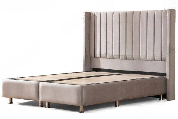 Lit coffre HomeDeLuxe TOKYO gris en velours, vue de face avec coussins, style moderne et élégant pour chambre à coucher.