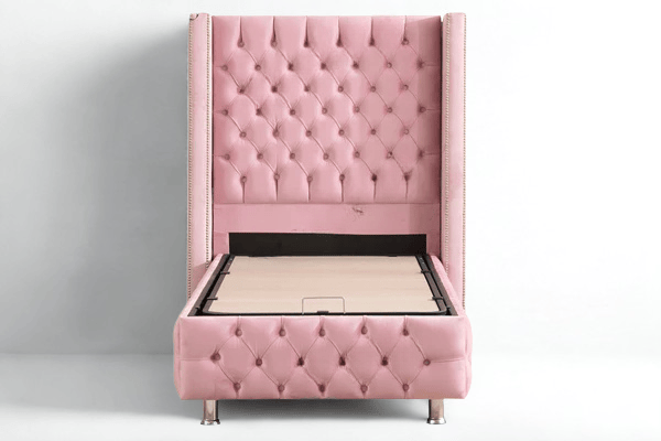 Lit coffre pour enfant HomeDeLuxe en velours rose capitonné, avec rangement intégré et design enfantin élégant.
