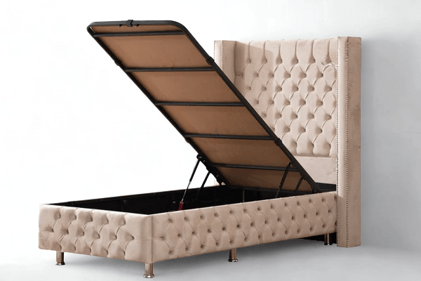 Lit coffre pour enfant HomeDeLuxe en velours beige capitonné avec espace de rangement, design élégant et confortable.