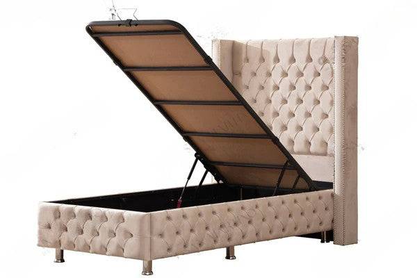 Lit coffre pour enfant HomeDeLuxe en velours capitonné, avec design élégant et tissu doux visible sur le lit.