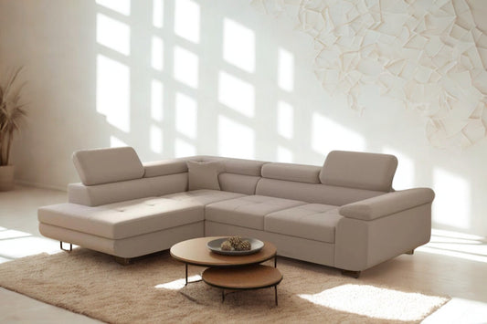 Canapé d'angle convertible HomeDeLuxe Tony beige avec coussins, vue de face dans un salon moderne.