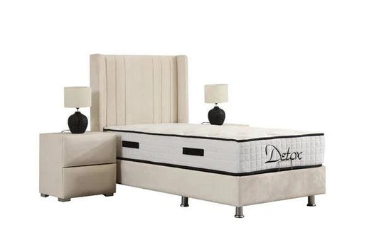Lit coffre pour enfant HomeDeLuxe ALMA en velours blanc cassé, avec espace de rangement intégré et cadre en bois.