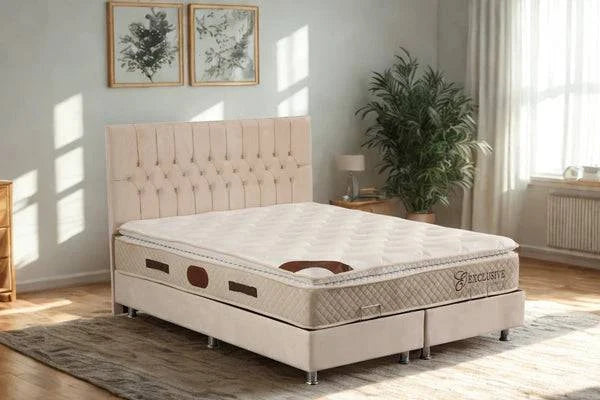 Lit coffre Hugo en velours beige ou gris, avec rangement intégré, dans une chambre moderne.