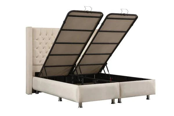Lit coffre Bianca blanc cassé en velours de HomeDeLuxe, avec tissu doux et élégant, vue de face sur le lit dans une chambre moderne.
