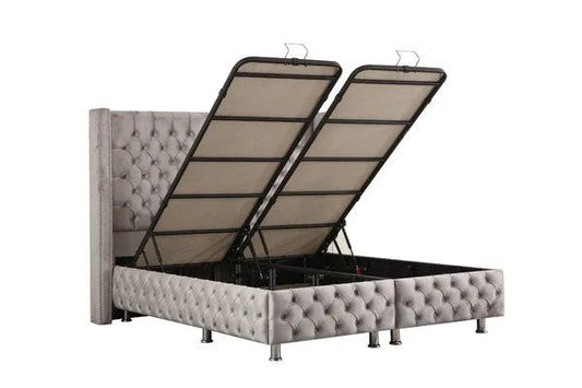 Lit coffre gris en velours capitonné de la marque HomeDeLuxe, avec finition élégante et design moderne.