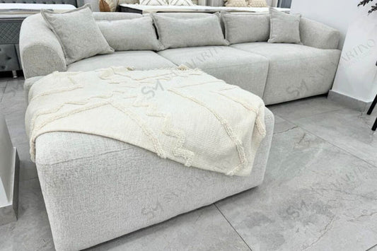 Canapé modulable Mila en chenille blanc cassé, vue détaillée du canapé HomeDeLuxe avec coussins et structure confortable.