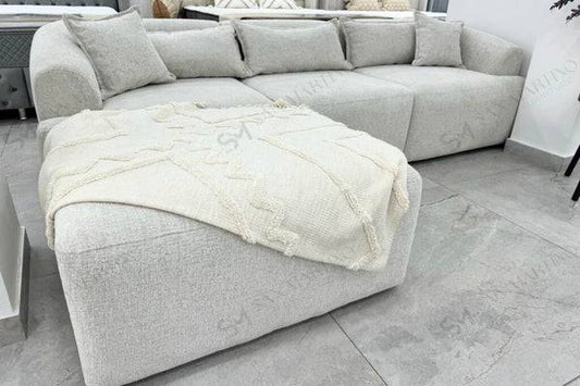 Canapé modulable Mila en chenille blanc cassé, vue détaillée du canapé HomeDeLuxe avec coussins et structure confortable.