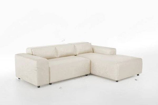 Canapé Moris en velours beige texturé avec coussins décoratifs, design moderne et confortable, de la marque HomeDeLuxe.