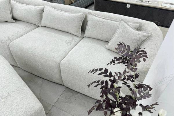 Canapé modulable Mila en chenille blanc cassé de HomeDeLuxe, vue de face montrant ses coussins et sa structure élégante.