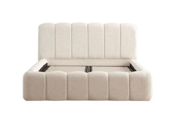 Lit coffre ALYA blanc cassé en chenille de HomeDeLuxe, avec cadre en bois et tissu doux, prêt à accueillir un matelas.