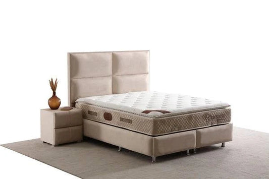 Lit coffre SIDNEY beige en velours de HomeDeLuxe, avec cadre en bois et espace de rangement intégré, dans une chambre moderne.