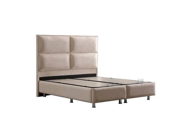 Lit coffre HomeDeLuxe Sidney beige en velours, avec tissu doux et élégance moderne, prêt à accueillir un matelas.